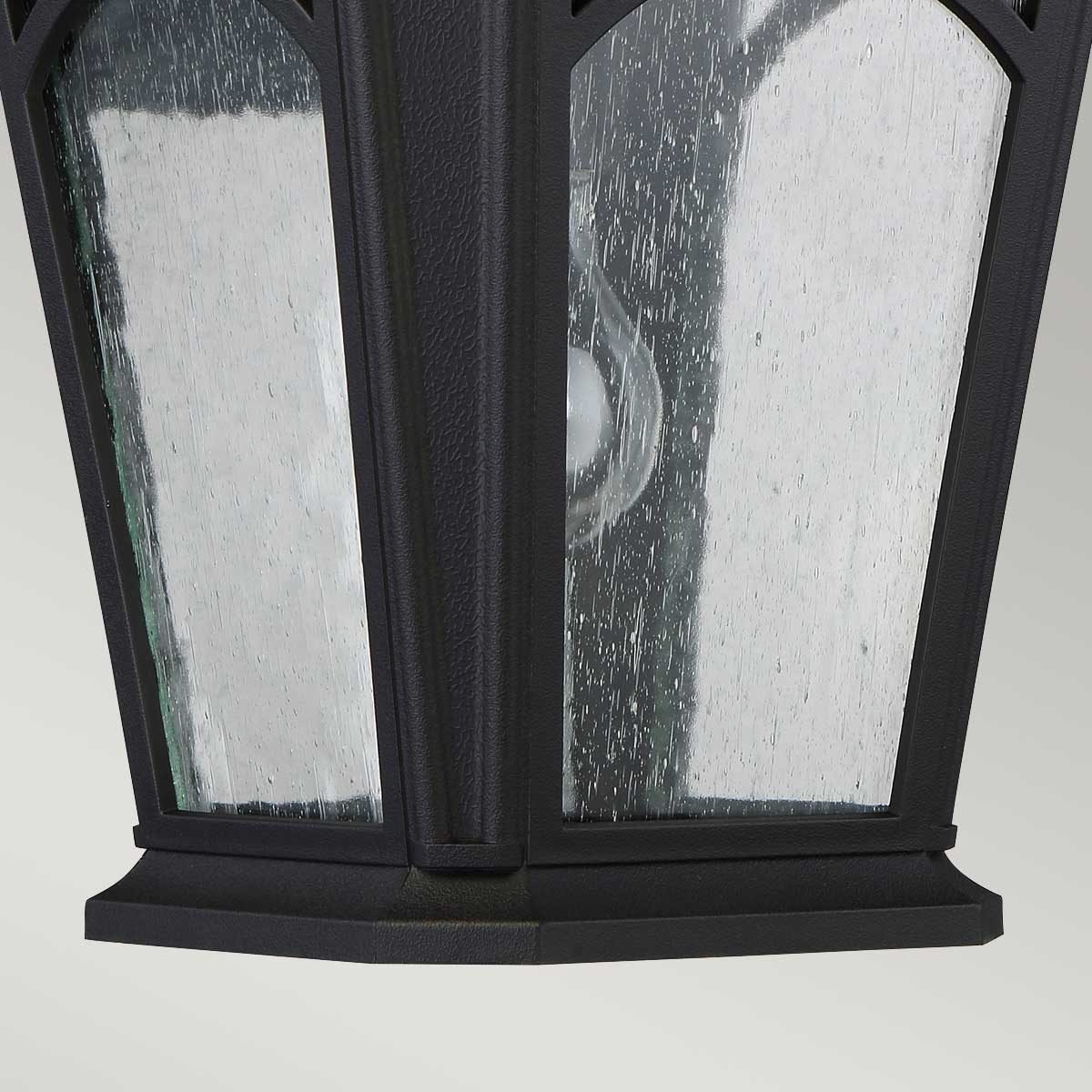 Bedford Noir lampe d’extérieur De Elstead Lighting - La lampe Bedford est fabriquée à partir d'un matériau composite et est conçue pour résister à des températures extrêmes, aussi bien élevées que basses.