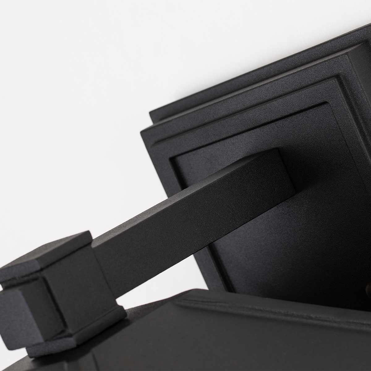 Cedar Point Noir lampe d’extérieur De Elstead Lighting - La lampe est dotée de panneaux en verre transparent à motifs qui dissimulent discrètement la source lumineuse tout en étant visuellement intéressants.