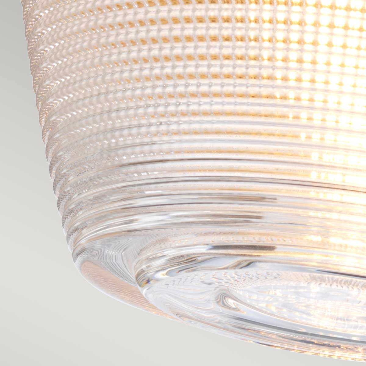 Dublin Ø18 Laiton lampe de salle de bain De Elstead Lighting - Ses détails métalliques effet laiton lui confèrent un style moderne et raffiné qui s'intègre harmonieusement à la plupart des salles de bains.