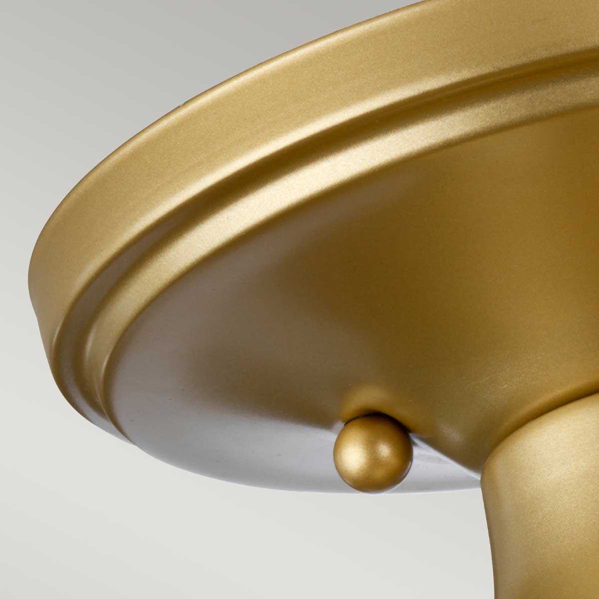 Dublin Ø18 Laiton lampe de salle de bain De Elstead Lighting - Ses détails métalliques effet laiton lui confèrent un style moderne et raffiné qui s'intègre harmonieusement à la plupart des salles de bains.
