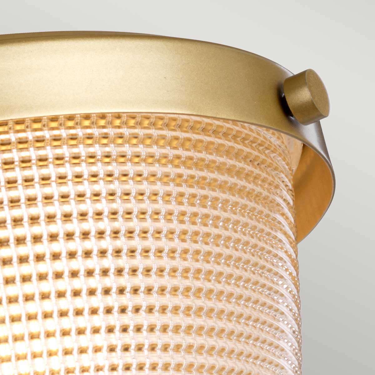 Dublin Ø18 Laiton lampe de salle de bain De Elstead Lighting - Ses détails métalliques effet laiton lui confèrent un style moderne et raffiné qui s'intègre harmonieusement à la plupart des salles de bains.