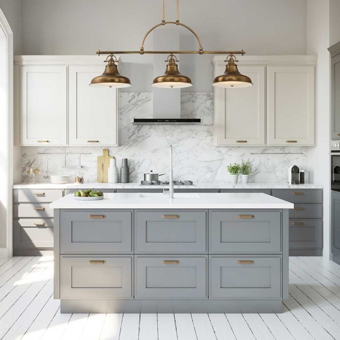 Emery 133cm Laiton suspension De Elstead Lighting - Emery est une suspension de style am&eacute;ricain classique qui apporte une touche de nostalgie et d'&eacute;l&eacute;gance &agrave; votre int&eacute;rieur.