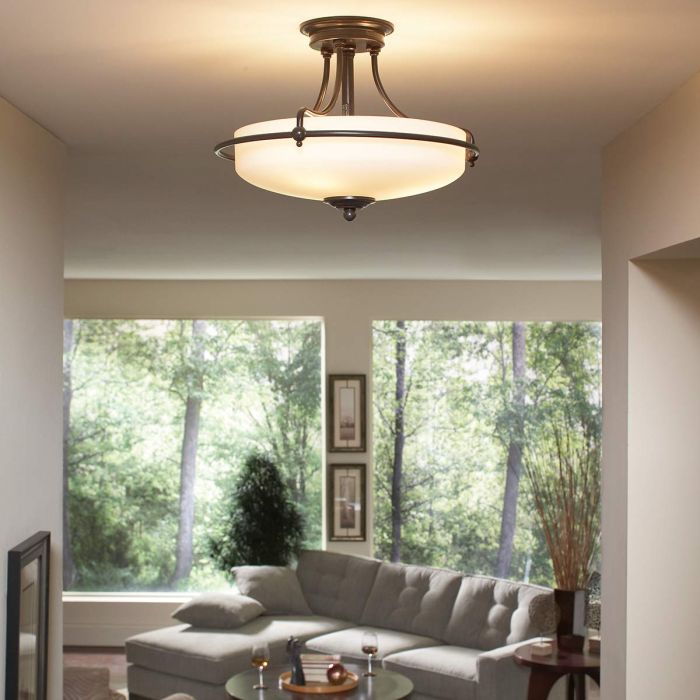 Griffin Ø53 Bronze plafonnier De Elstead Lighting - Den etsade sk&auml;rmen &auml;r vitm&aring;lad p&aring; insidan, vilket sprider ljuset j&auml;mnt och skapar en behaglig belysning i hemmet.