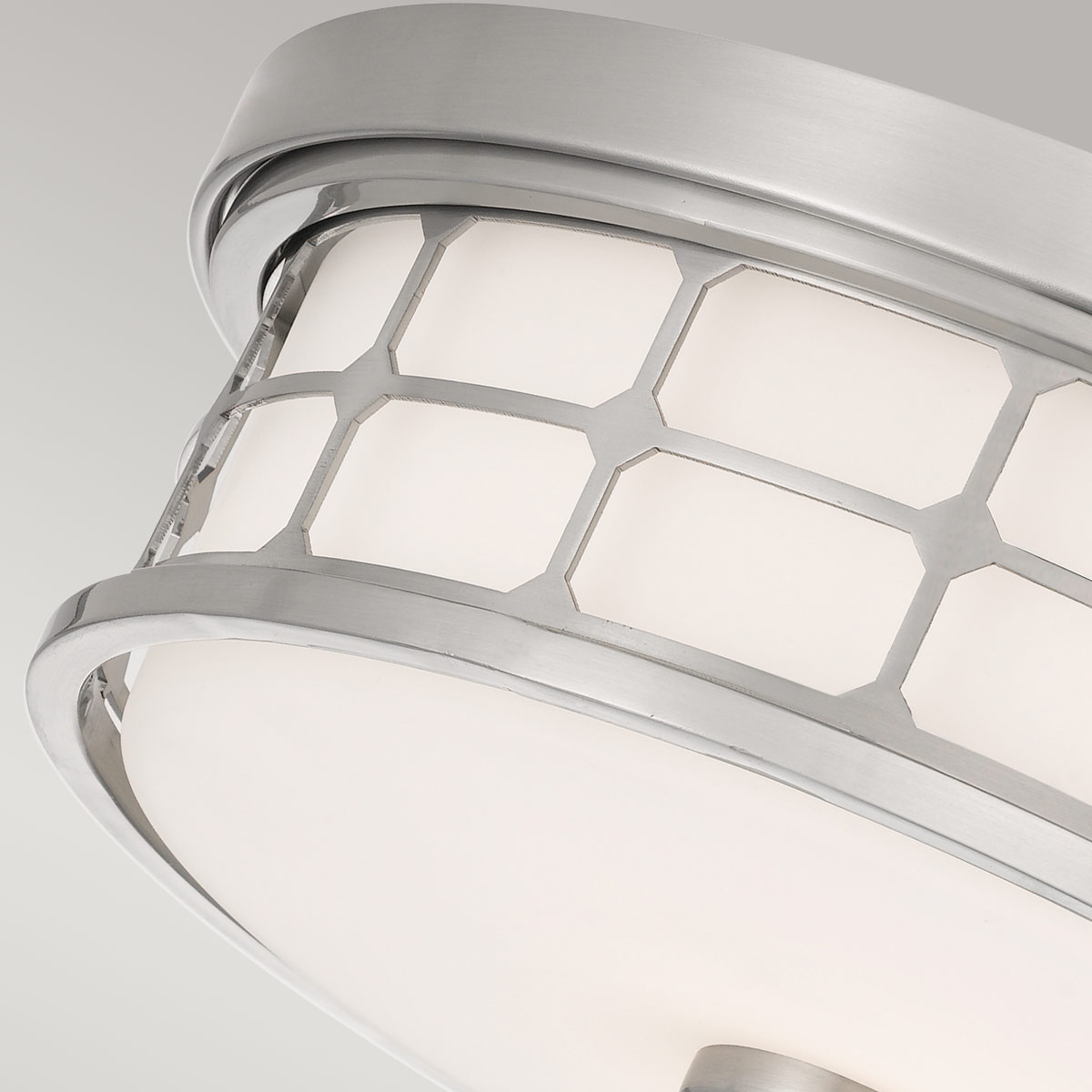 Guardian Ø35 Nickel brossé lampe de salle de bain De Elstead Lighting - La finition en nickel bross&eacute; et le cadre g&eacute;om&eacute;trique conf&egrave;rent &agrave; la lampe un aspect &eacute;l&eacute;gant, tandis que le verre opale cr&eacute;e une lumi&egrave;re agr&eacute;able et douce.