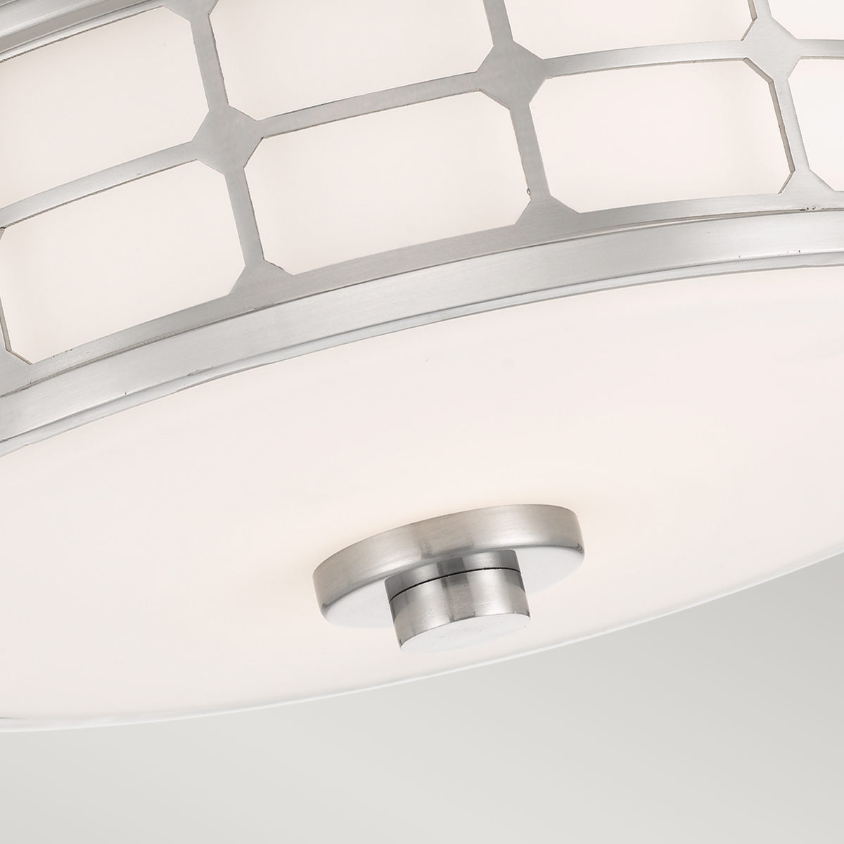 Guardian Ø35 Nickel brossé lampe de salle de bain De Elstead Lighting - La finition en nickel bross&eacute; et le cadre g&eacute;om&eacute;trique conf&egrave;rent &agrave; la lampe un aspect &eacute;l&eacute;gant, tandis que le verre opale cr&eacute;e une lumi&egrave;re agr&eacute;able et douce.