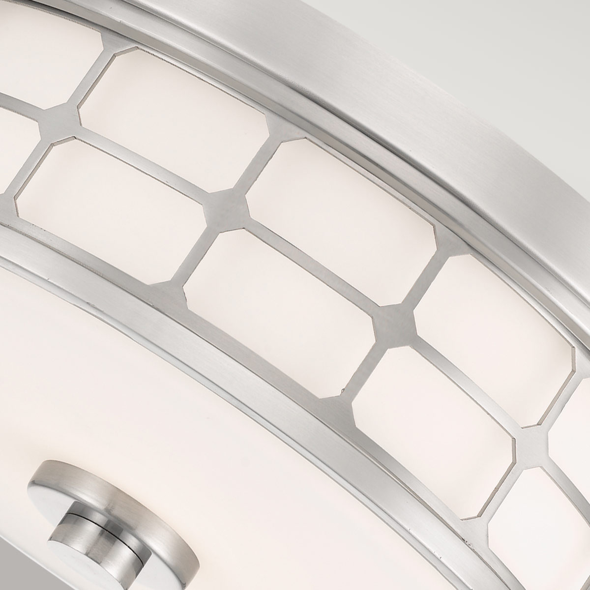 Guardian Ø35 Nickel brossé lampe de salle de bain De Elstead Lighting - La finition en nickel bross&eacute; et le cadre g&eacute;om&eacute;trique conf&egrave;rent &agrave; la lampe un aspect &eacute;l&eacute;gant, tandis que le verre opale cr&eacute;e une lumi&egrave;re agr&eacute;able et douce.