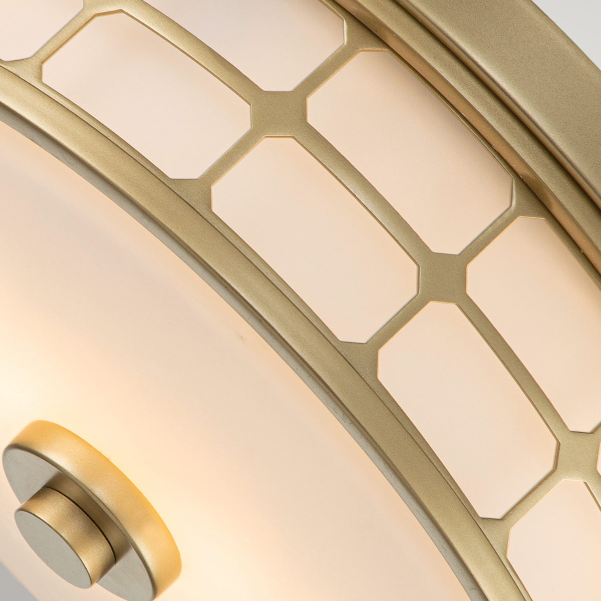 Guardian Ø35 Laiton lampe de salle de bain De Elstead Lighting - La finition en laiton et le cadre géométrique confèrent à la lampe un aspect élégant, tandis que le verre opale crée une lumière agréable et douce.