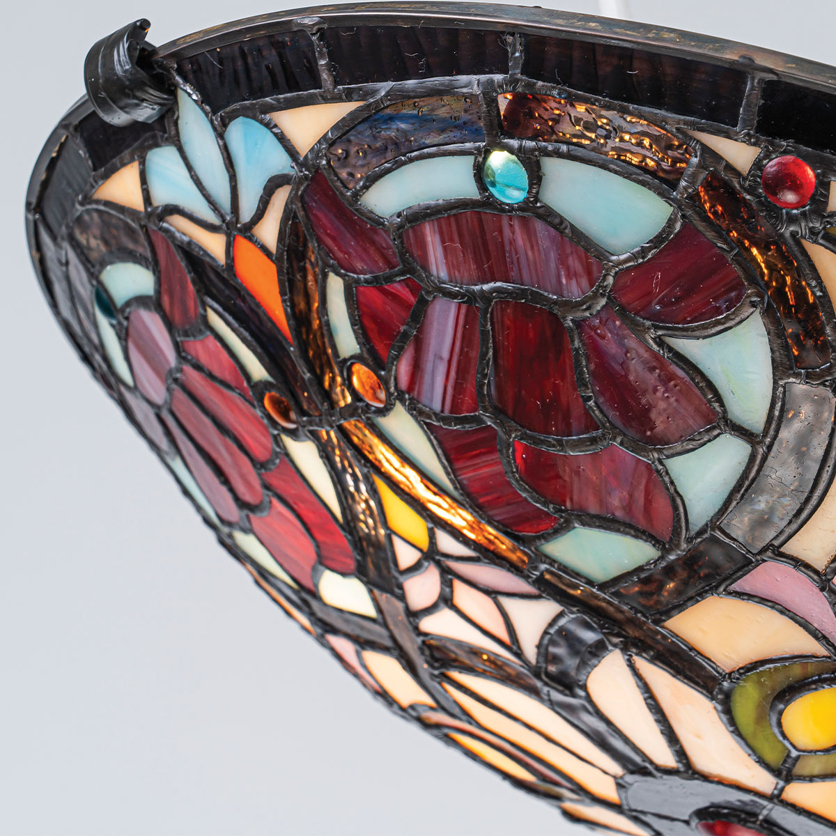 Larissa Ø42 Multicolore De Elstead Lighting - Son abat-jour en forme de bol est réalisé en verre acrylique coloré dans de magnifiques nuances de rouge, bleu, rose et jaune, créant un motif riche et vibrant.