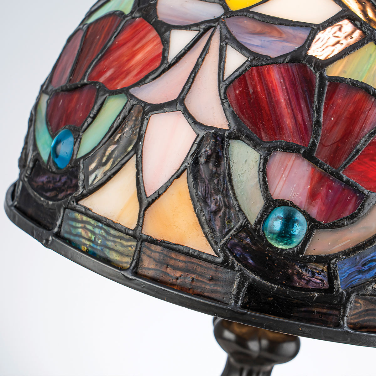 Larissa 37cm Multicolore De Elstead Lighting - Larissa est une lampe de table décorative de style Tiffany classique, fabriquée en acier avec une élégante finition bronze vieilli.