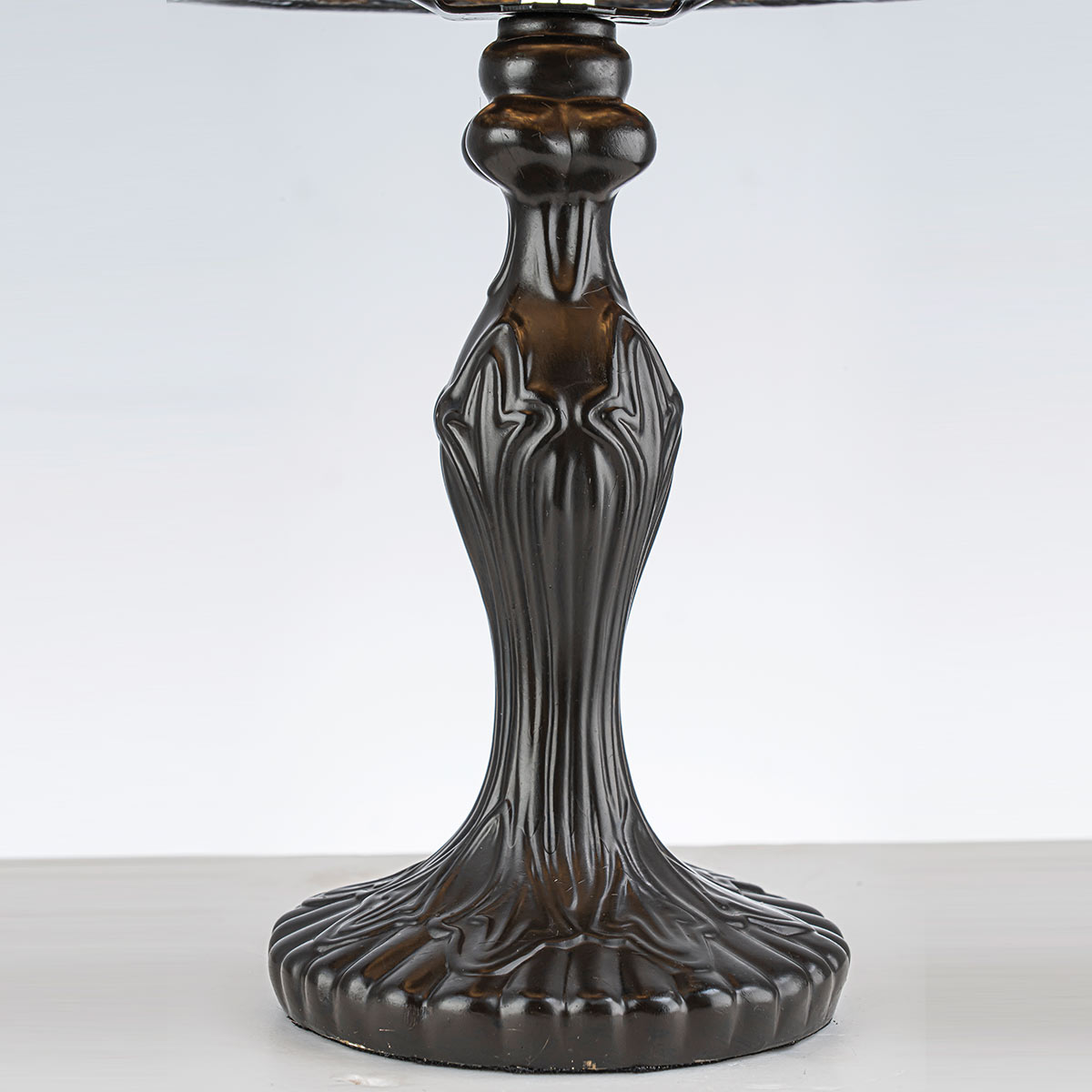 Larissa 37cm Multicolore De Elstead Lighting - Larissa est une lampe de table décorative de style Tiffany classique, fabriquée en acier avec une élégante finition bronze vieilli.