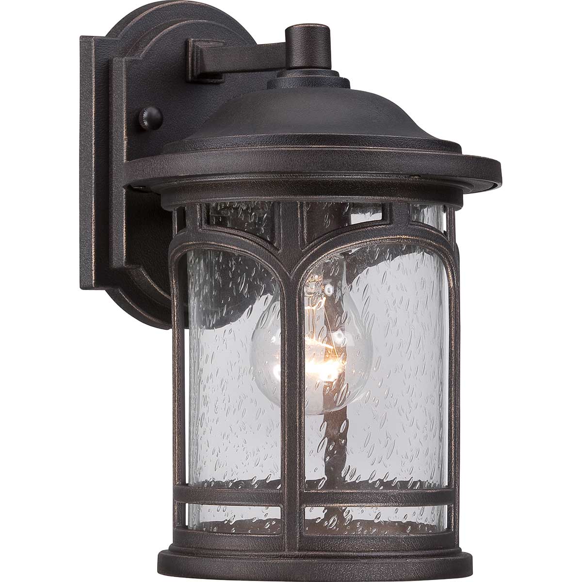 Marblehead Bronze lampe d’extérieur De Elstead Lighting - Le cadre métallique élégant donne au verre clair et texturé une apparence de fenêtre et crée une lumière invitante.