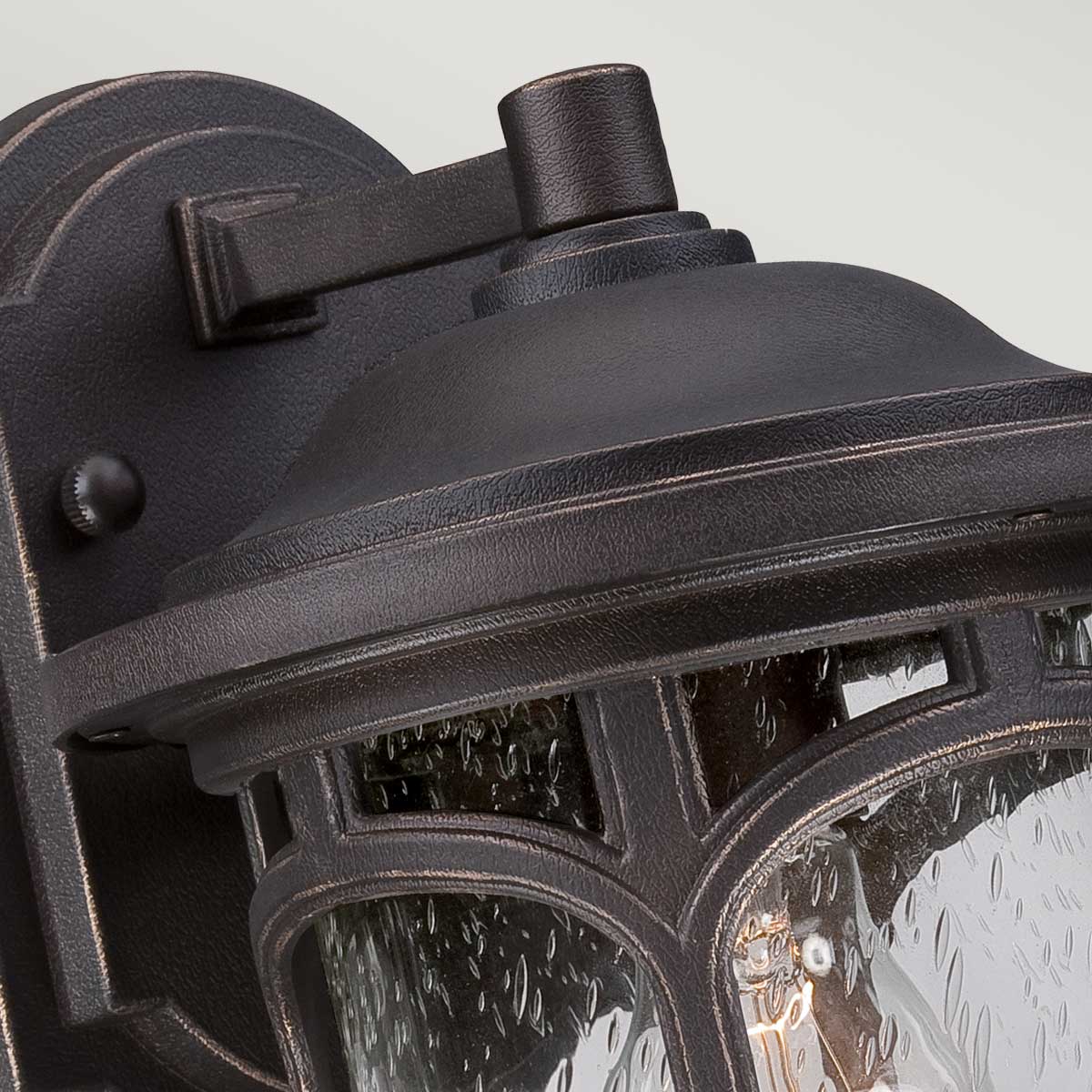 Marblehead Bronze lampe d’extérieur De Elstead Lighting - Le cadre métallique élégant donne au verre clair et texturé une apparence de fenêtre et crée une lumière invitante.