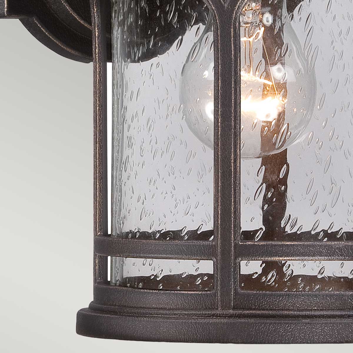 Marblehead Bronze lampe d’extérieur De Elstead Lighting - Le cadre métallique élégant donne au verre clair et texturé une apparence de fenêtre et crée une lumière invitante.
