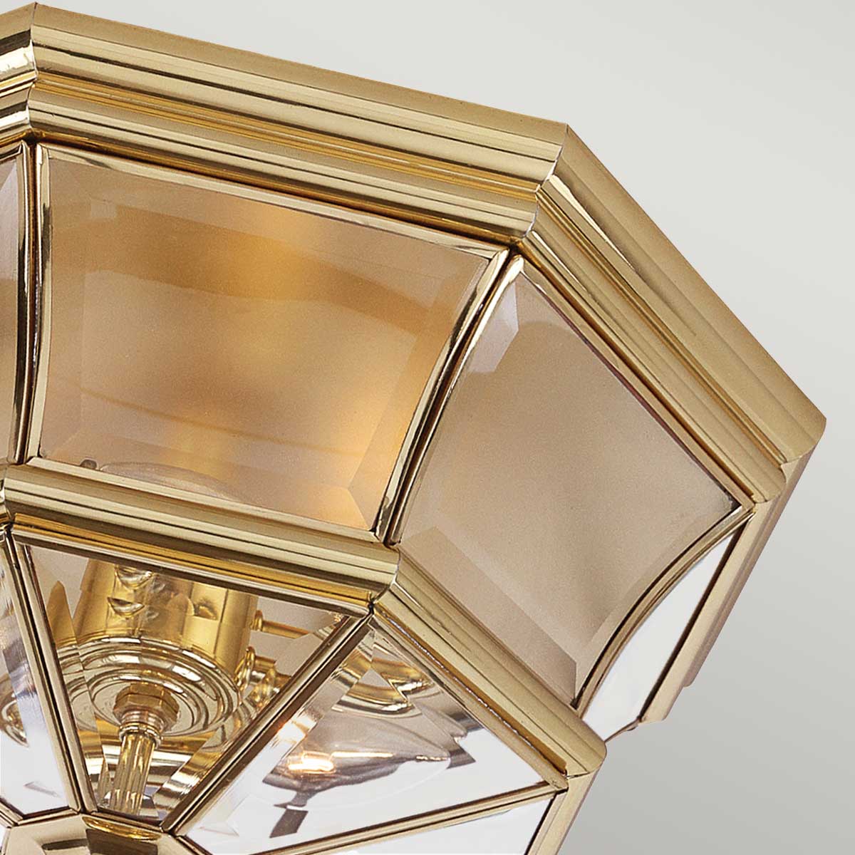 Newbury Laiton poli De Elstead Lighting - Avec son verre transparent facetté et son laiton de haute qualité, il crée une atmosphère noble et accueillante.