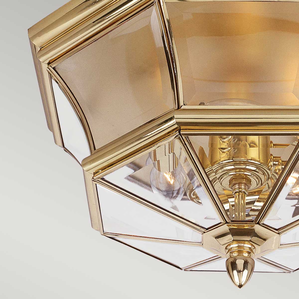 Newbury Laiton poli De Elstead Lighting - Avec son verre transparent facetté et son laiton de haute qualité, il crée une atmosphère noble et accueillante.