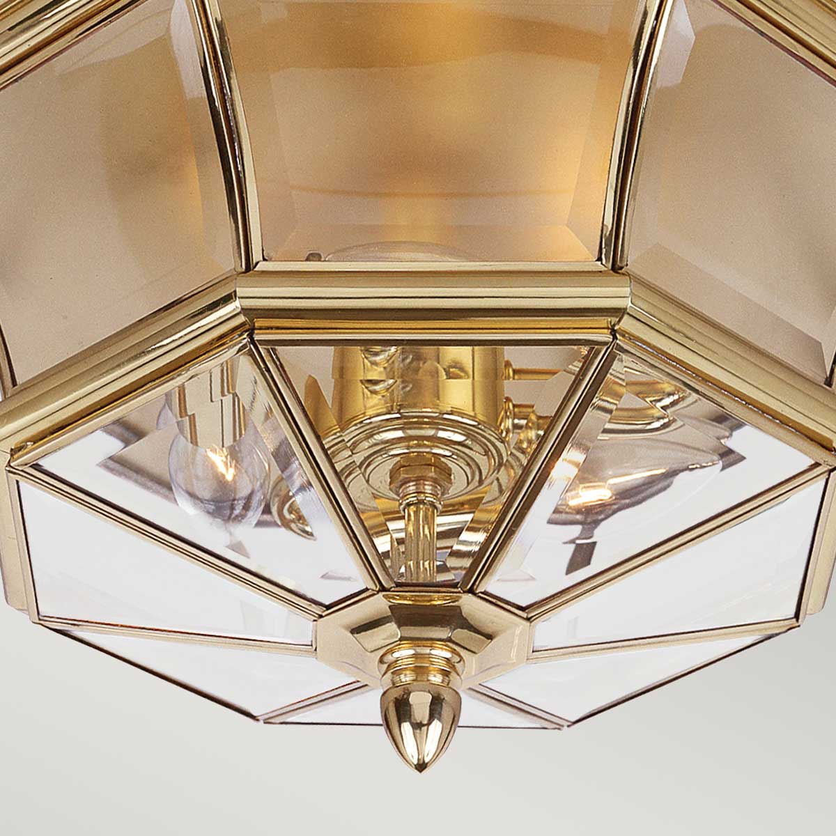 Newbury Laiton poli De Elstead Lighting - Avec son verre transparent facetté et son laiton de haute qualité, il crée une atmosphère noble et accueillante.