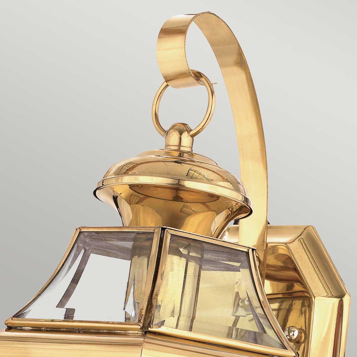 Newbury Laiton poli lampe d’extérieur De Elstead Lighting - L'applique murale Newbury en laiton laqué et poli confère à votre maison un éclairage de façade élégant et intemporel.