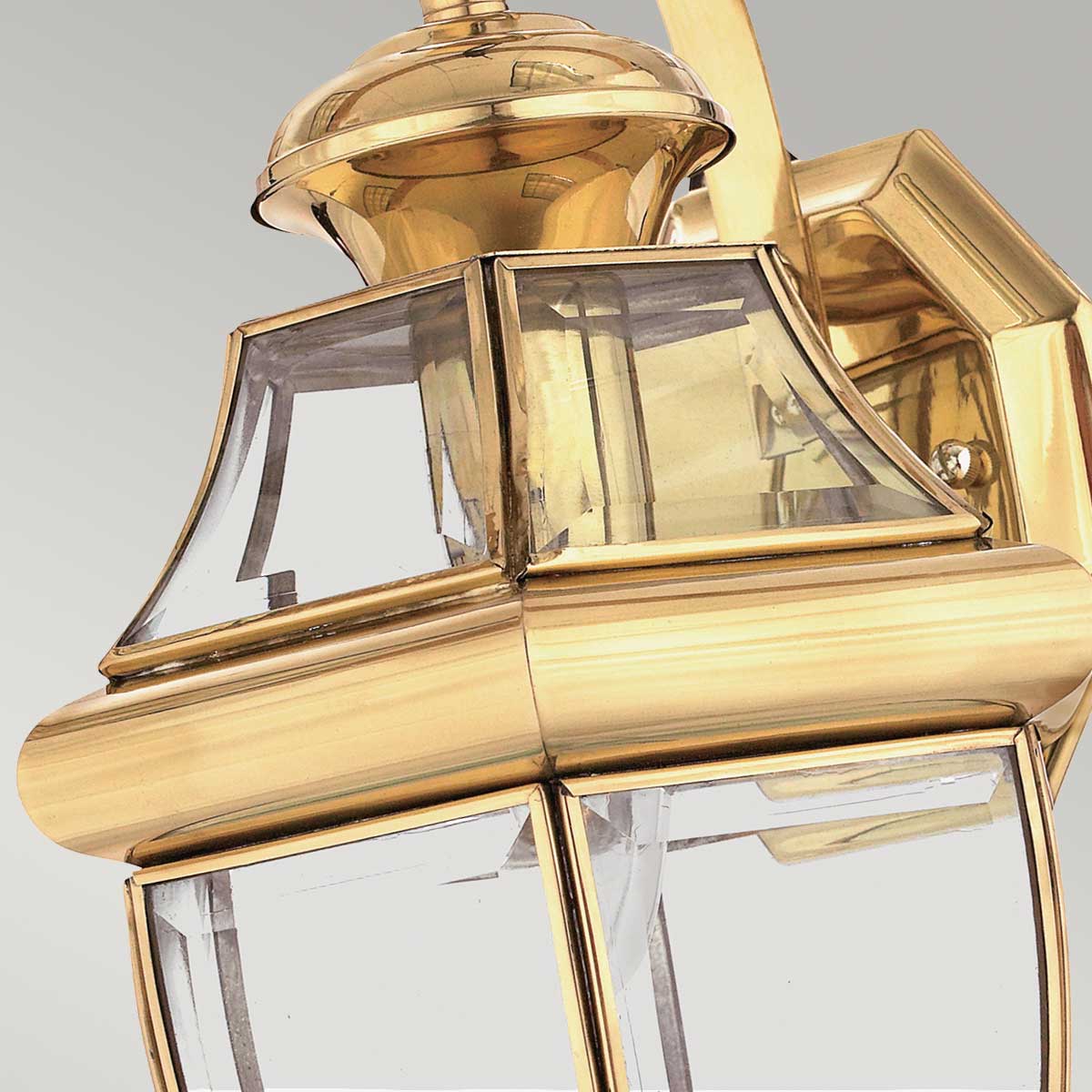 Newbury Laiton poli lampe d’extérieur De Elstead Lighting - L'applique murale Newbury en laiton laqué et poli confère à votre maison un éclairage de façade élégant et intemporel.