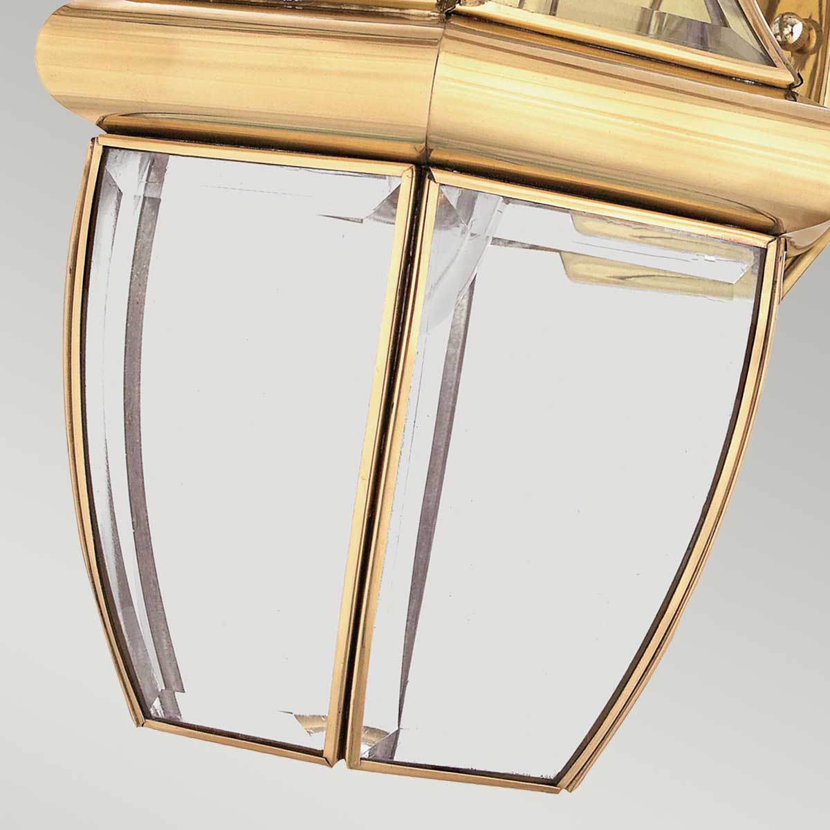 Newbury Laiton poli lampe d’extérieur De Elstead Lighting - L'applique murale Newbury en laiton laqué et poli confère à votre maison un éclairage de façade élégant et intemporel.