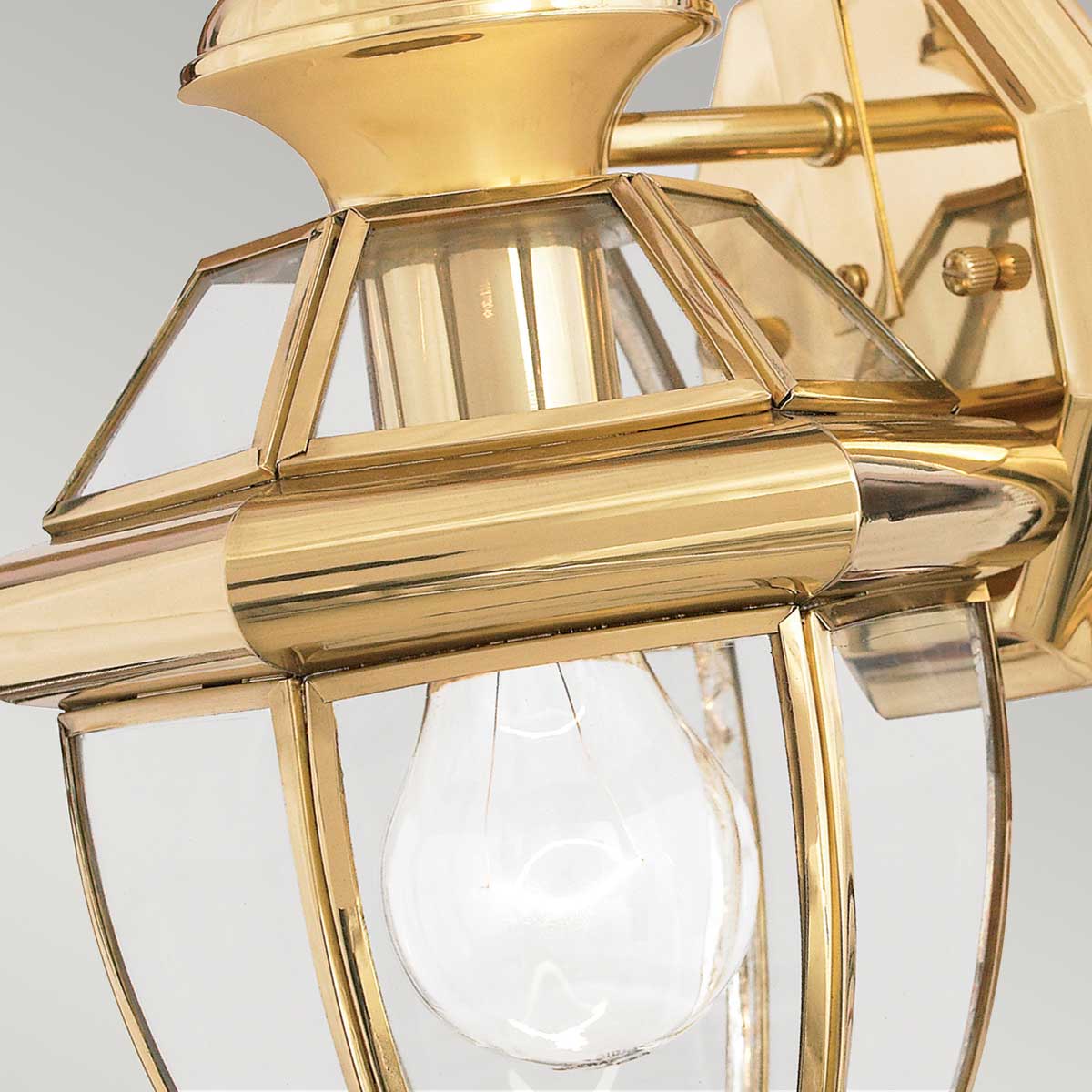 Newbury Laiton poli lampe d’extérieur De Elstead Lighting - L'applique murale Newbury en laiton laqu&eacute; et poli conf&egrave;re &agrave; votre maison un &eacute;clairage de fa&ccedil;ade &eacute;l&eacute;gant et intemporel.