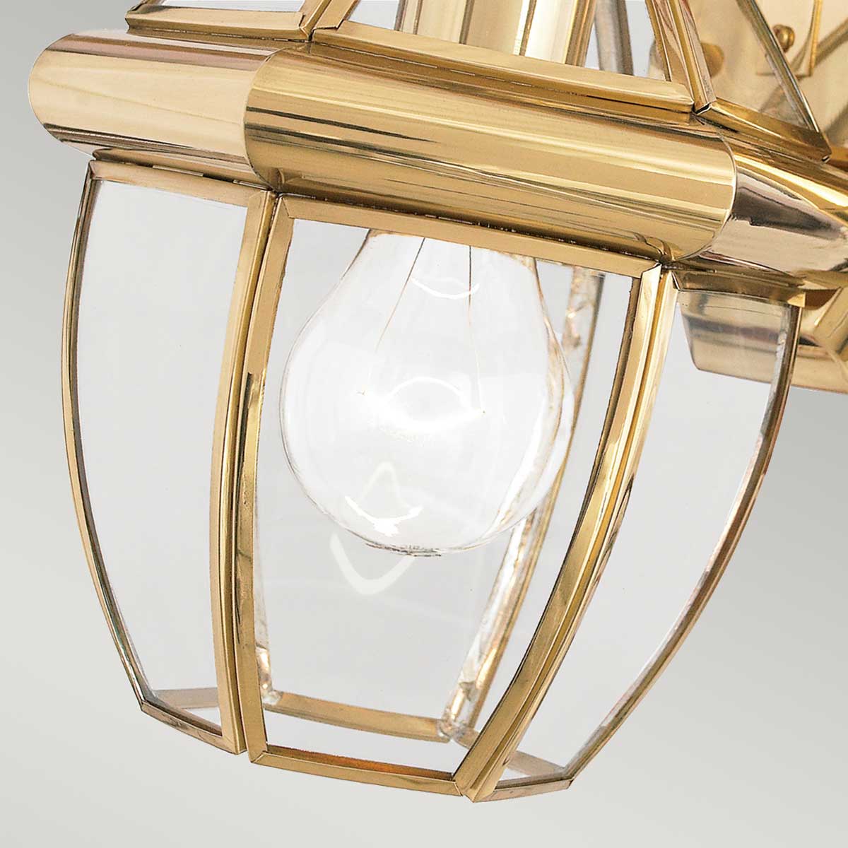 Newbury Laiton poli lampe d’extérieur De Elstead Lighting - L'applique murale Newbury en laiton laqu&eacute; et poli conf&egrave;re &agrave; votre maison un &eacute;clairage de fa&ccedil;ade &eacute;l&eacute;gant et intemporel.