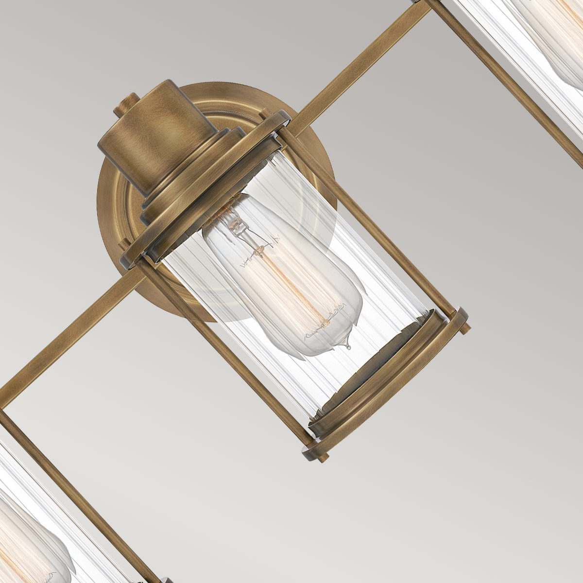 Riggs 56cm Laiton brut lampe de salle de bain De Elstead Lighting - Fabriqué en acier et doté d'une construction robuste, Riggs fournit un éclairage élégant et fonctionnel dans la maison.