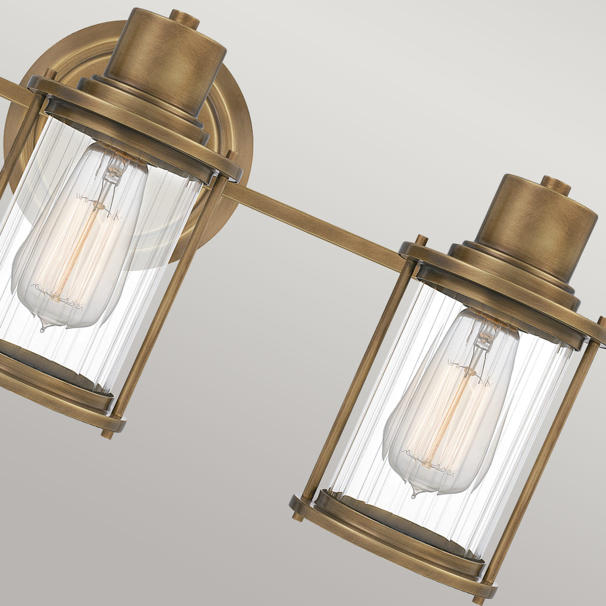 Riggs 56cm Laiton brut lampe de salle de bain De Elstead Lighting - Fabriqué en acier et doté d'une construction robuste, Riggs fournit un éclairage élégant et fonctionnel dans la maison.