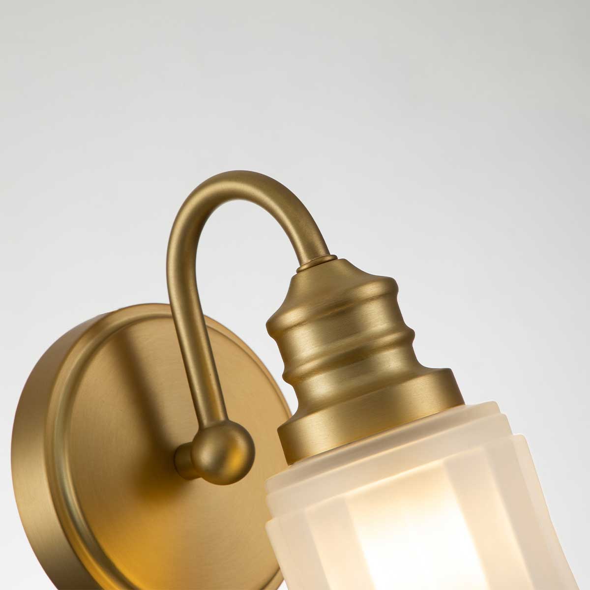 Swell Ø11 Laiton brossé lampe de salle de bain De Elstead Lighting - L'applique murale Swell en laiton brossé est un classique américain élégant en acier avec verre dépoli.