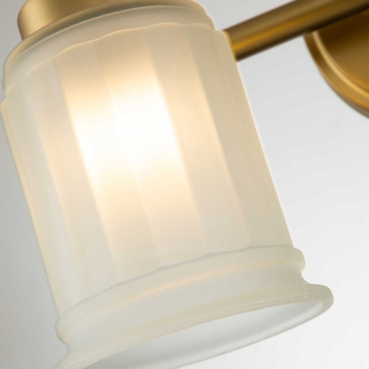 Swell 36cm Laiton brossé lampe de salle de bain De Elstead Lighting - La lampe a un design urbain et intemporel et, gr&acirc;ce &agrave; son indice de protection IP44, s'int&egrave;gre parfaitement dans les environnements de salle de bain.