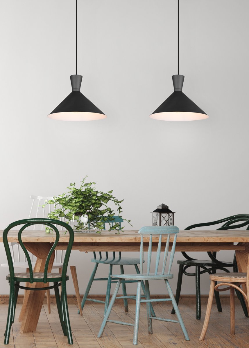 Enzo Ø35 Noir suspension De Trio Lighting - Sa forme ronde le rend idéal pour être suspendu au-dessus d'une table à manger ronde ou, en en suspendant plusieurs d'affilée, au-dessus d'une table à manger oblongue ou d'un comptoir de cuisine.