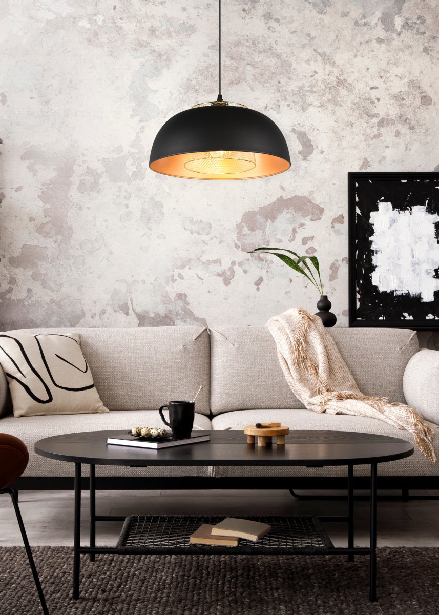 Punch Ø35 Noir suspension De Trio Lighting - La forme élégante de la lampe et la combinaison de couleurs noir mat et or lui confèrent une touche de sophistication.