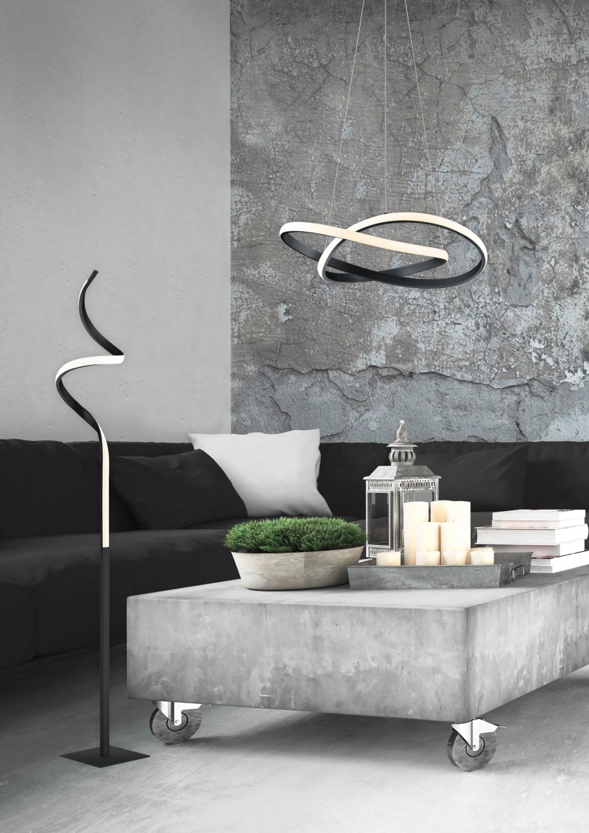 Course Noir lampadaire De Trio Lighting - La finition noire mate confère à la lampe un look moderne et sophistiqué qui s'intègre dans de nombreux styles d'intérieur et en fait un accroche-regard élégant dans votre maison.