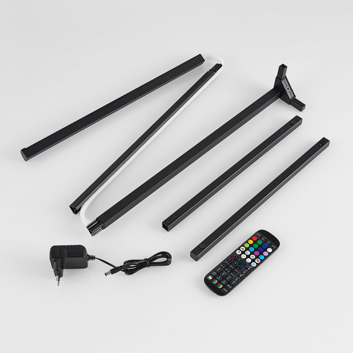 Level Noir lampadaire De Trio Lighting - Avec Sound Control, les LED RVB r&eacute;agissent au bruit ambiant et synchronisent les effets d'&eacute;clairage avec la musique, les films ou les jeux pour une exp&eacute;rience encore plus immersive.