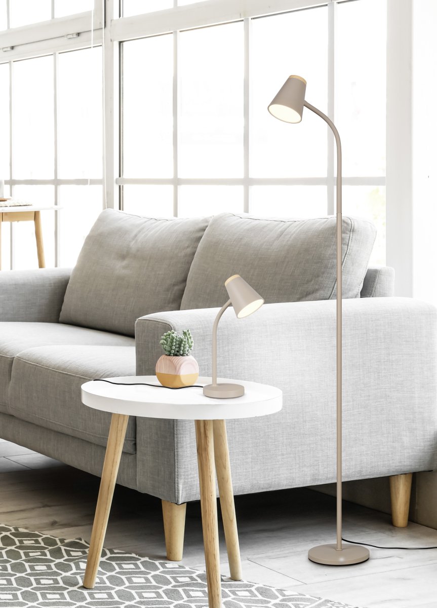 Pongo Beige lampadaire De Trio Lighting - Pongo est &eacute;quip&eacute; d'une LED int&eacute;gr&eacute;e qui diffuse une lumi&egrave;re blanche chaude et vive, id&eacute;ale comme lampe de travail ou de lecture.