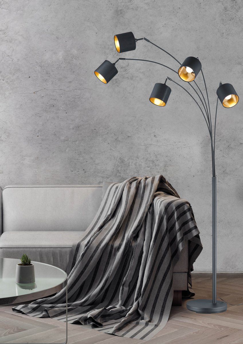 Tommy 5 Noir lampadaire De Trio Lighting - Les formes claires et modernes et le métal noir mat avec des abat-jour en tissu noir et or font de la lampe un détail de décoration intérieure élégant et flexible.