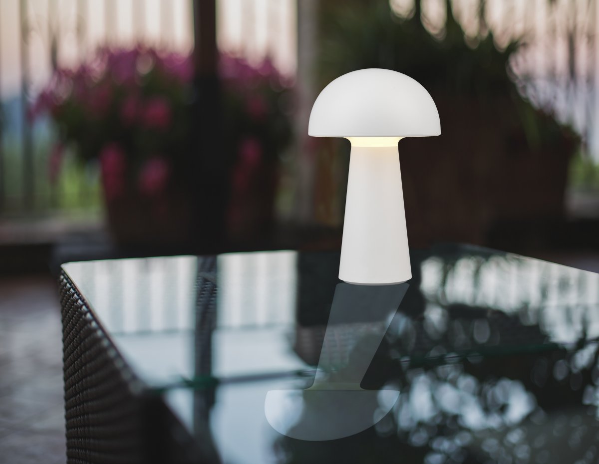 Lennon 22cm Blanc portable De Trio Lighting - La lampe de table Lennon allie un design &eacute;l&eacute;gant &agrave; une fonction pratique et est parfaite pour une utilisation int&eacute;rieure et ext&eacute;rieure.