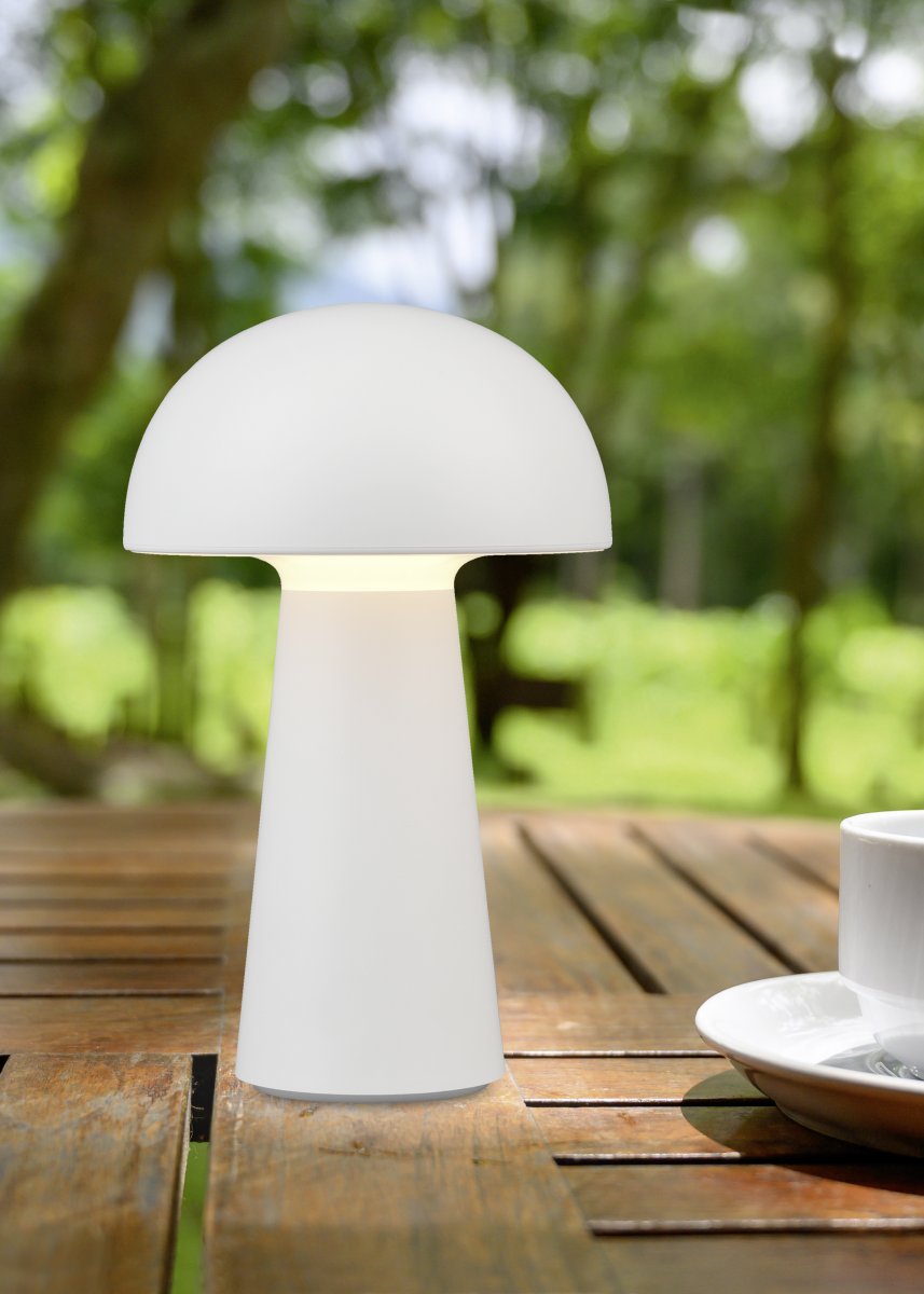Lennon 22cm Blanc portable De Trio Lighting - La lampe de table Lennon allie un design &eacute;l&eacute;gant &agrave; une fonction pratique et est parfaite pour une utilisation int&eacute;rieure et ext&eacute;rieure.
