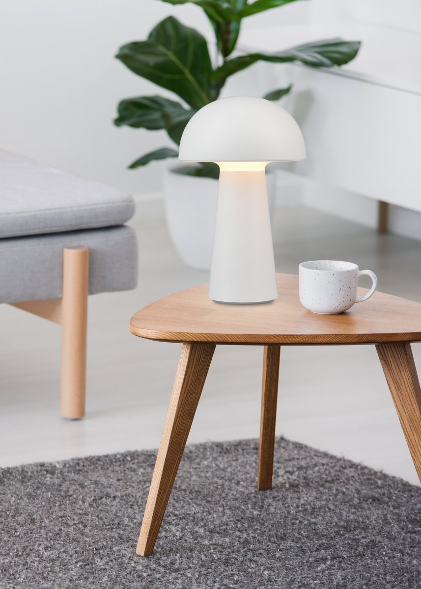 Lennon 22cm Blanc portable De Trio Lighting - La lampe de table Lennon allie un design &eacute;l&eacute;gant &agrave; une fonction pratique et est parfaite pour une utilisation int&eacute;rieure et ext&eacute;rieure.
