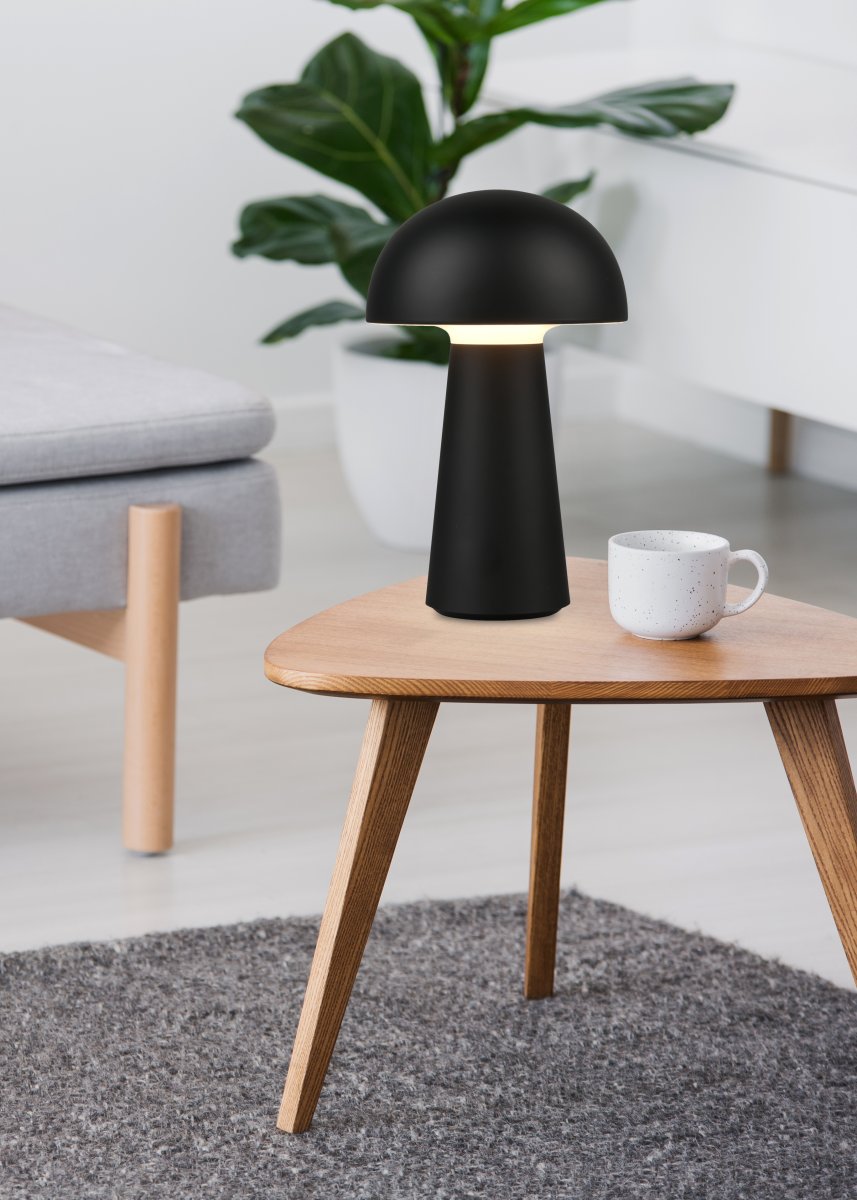 Lennon 22cm Noir portable De Trio Lighting - La lampe de table Lennon allie un design &eacute;l&eacute;gant &agrave; une fonction pratique et est parfaite pour une utilisation int&eacute;rieure et ext&eacute;rieure.