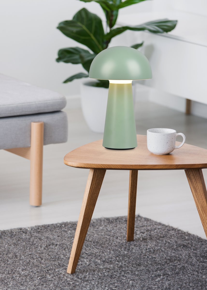 Lennon 22cm Vert portable De Trio Lighting - La lampe de table Lennon allie un design &eacute;l&eacute;gant &agrave; une fonction pratique et est parfaite pour une utilisation int&eacute;rieure et ext&eacute;rieure.