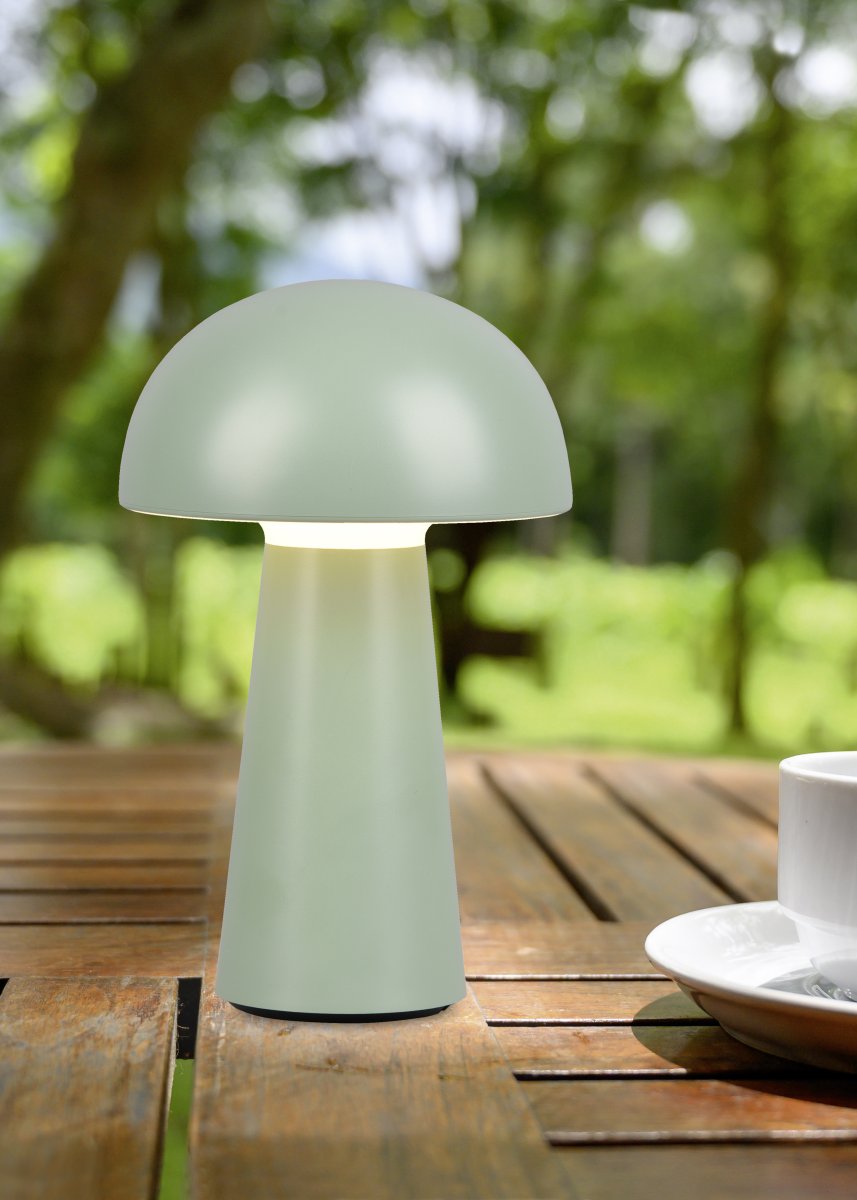 Lennon 22cm Vert portable De Trio Lighting - La lampe de table Lennon allie un design &eacute;l&eacute;gant &agrave; une fonction pratique et est parfaite pour une utilisation int&eacute;rieure et ext&eacute;rieure.