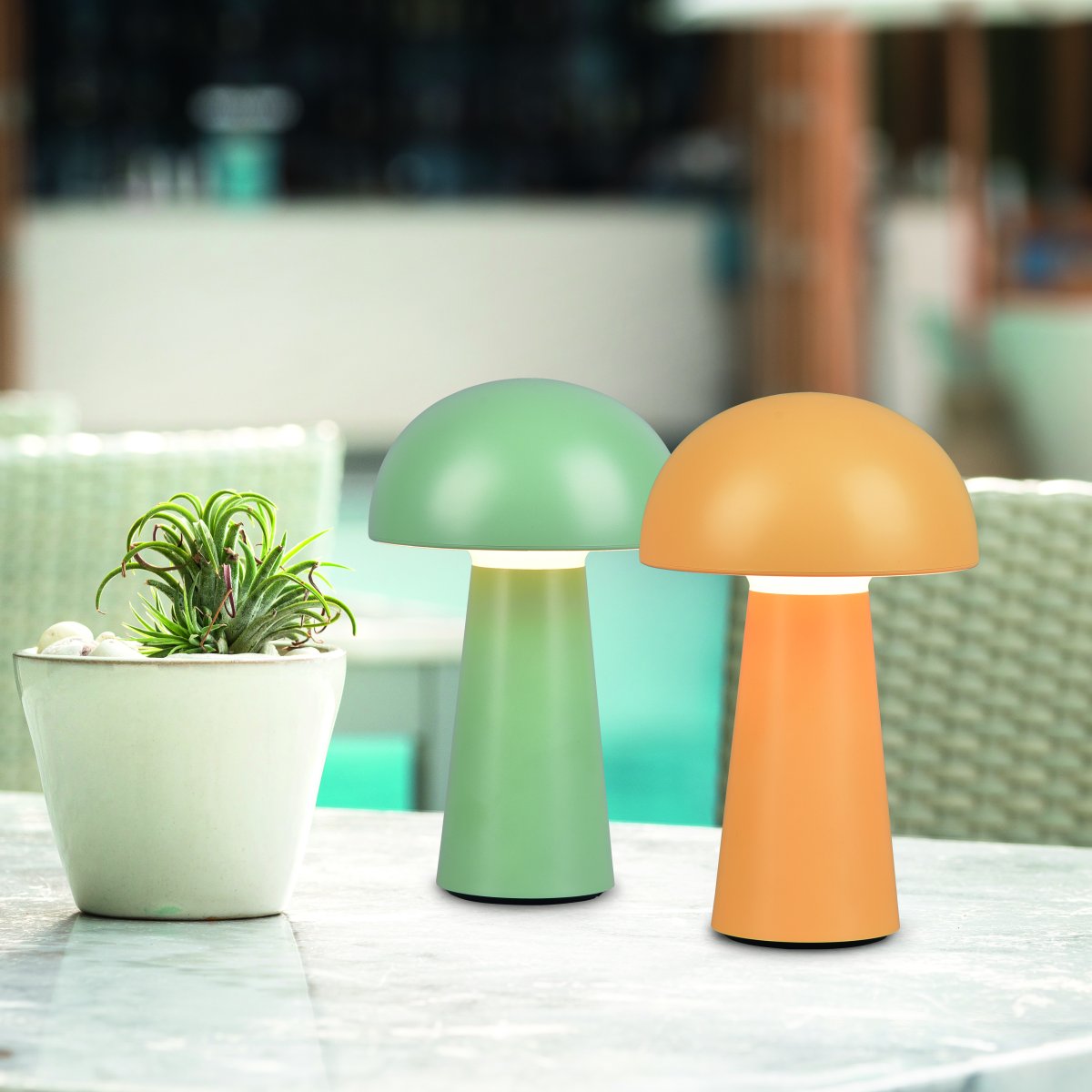 Lennon 22cm Vert portable De Trio Lighting - La lampe de table Lennon allie un design &eacute;l&eacute;gant &agrave; une fonction pratique et est parfaite pour une utilisation int&eacute;rieure et ext&eacute;rieure.