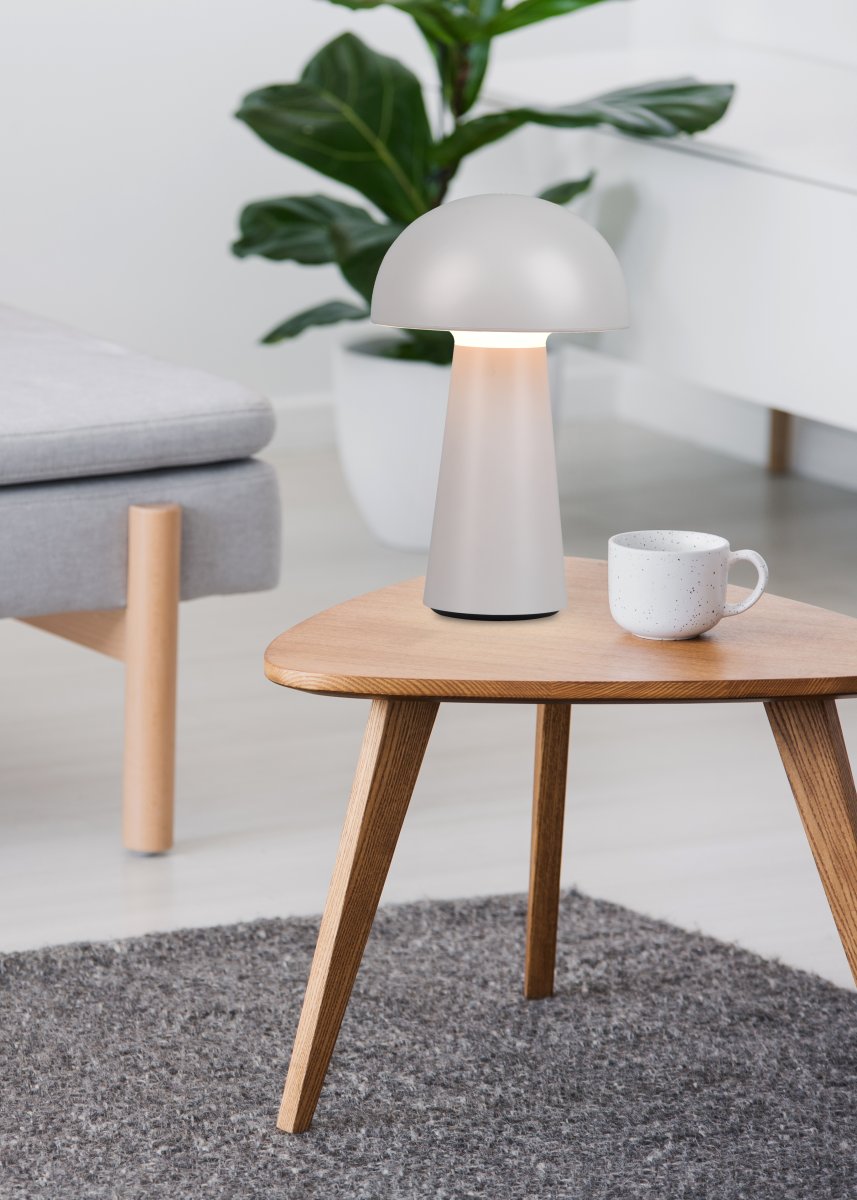Lennon 22cm Gris portable De Trio Lighting - La lampe de table Lennon allie un design élégant à une fonction pratique et est parfaite pour une utilisation intérieure et extérieure.