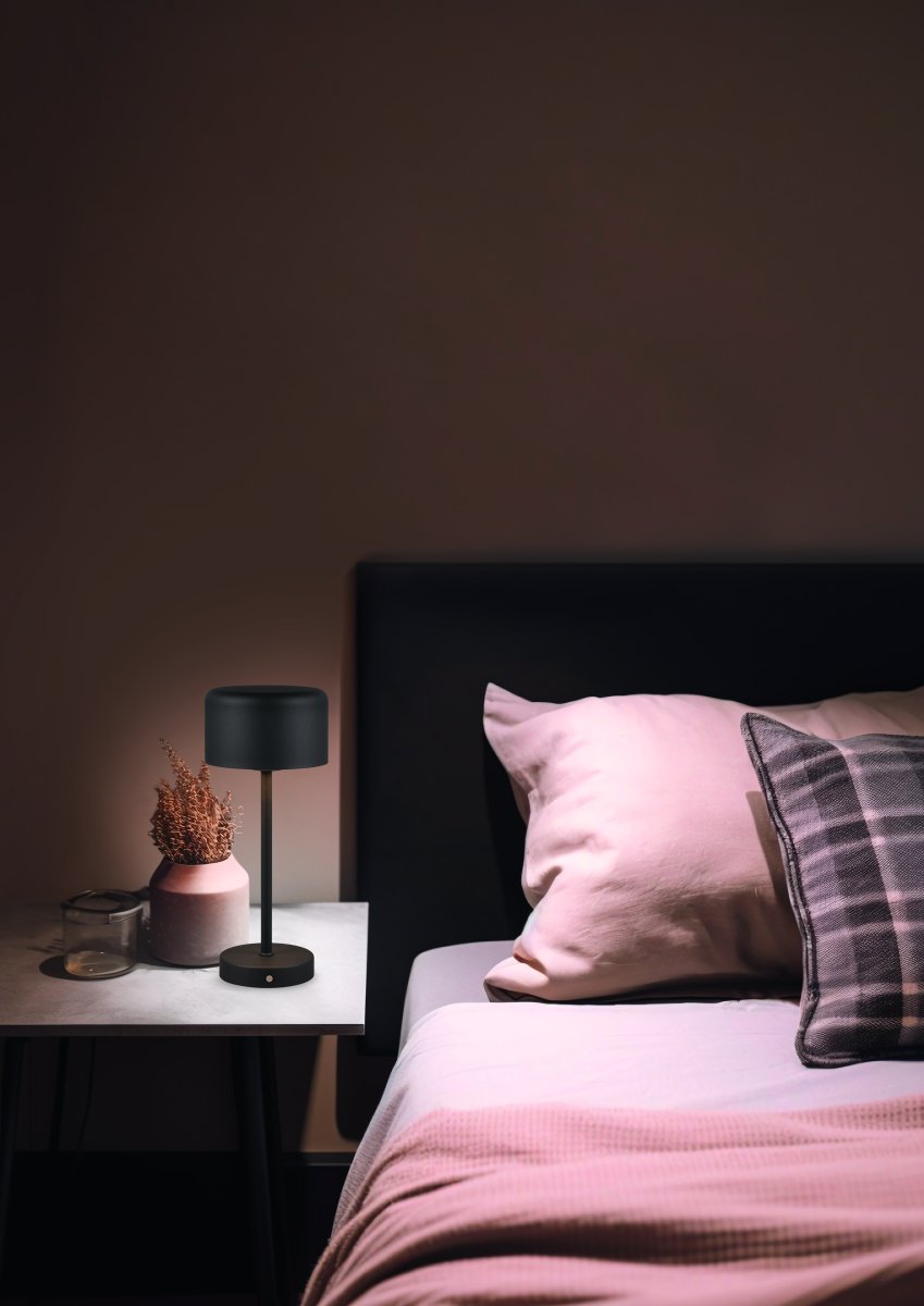 Jeff 30cm Noir portable De Trio Lighting - Grâce à sa batterie rechargeable et à sa recharge facile via le port USB-C, il peut être placé n'importe où sans câble et crée une ambiance lumineuse chaleureuse.
