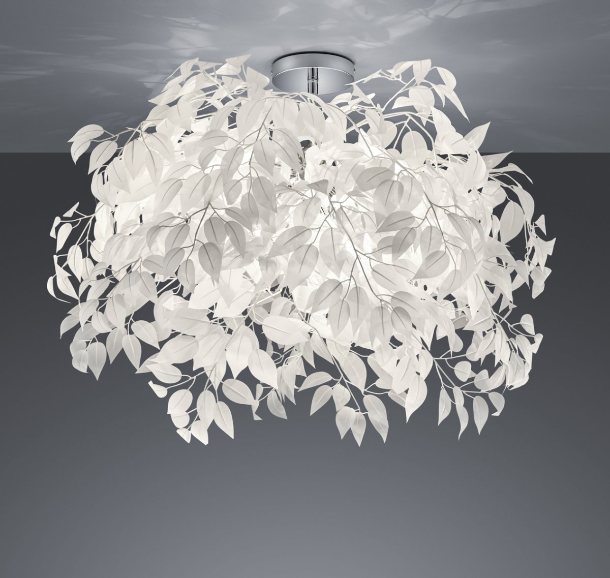 Leavy Ø70 Blanc plafonnier De Trio Lighting - Les feuilles en plastique blanc cr&eacute;ent une lumi&egrave;re douce et diffuse qui cr&eacute;e une atmosph&egrave;re chaleureuse et accueillante dans la pi&egrave;ce.