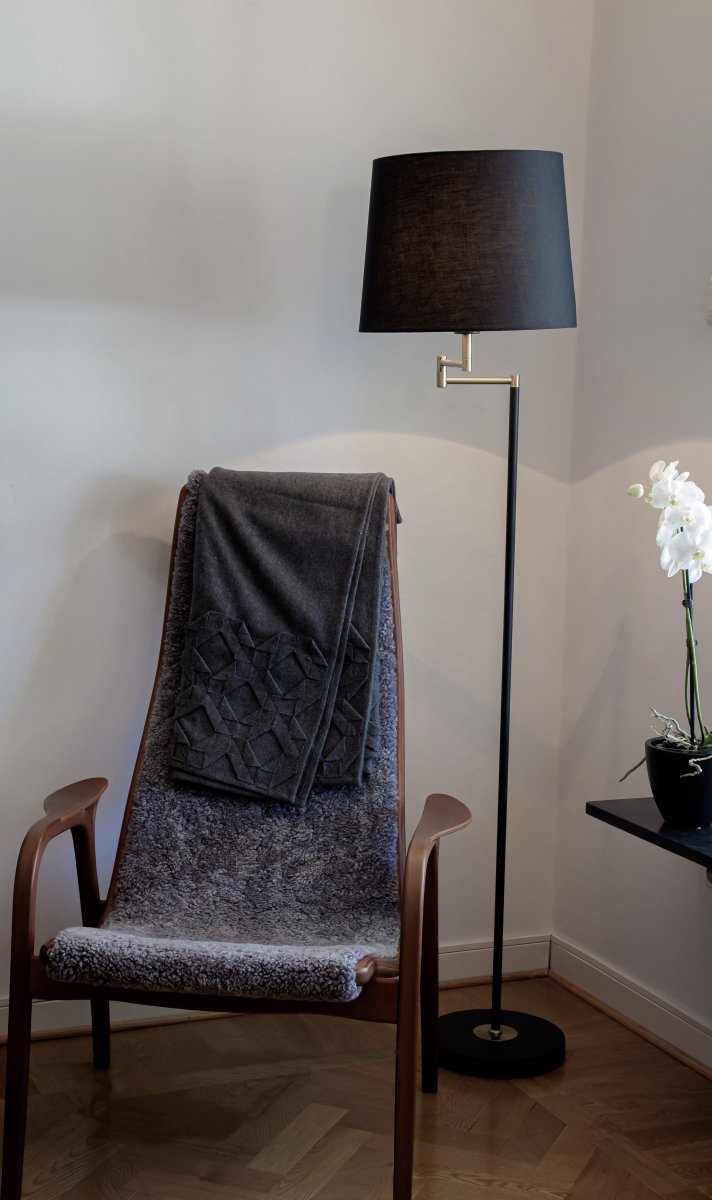 Birka Noir lampadaire De Aneta Lighting - Lampadaire Birka en m&eacute;tal laqu&eacute; blanc et d&eacute;tails en laiton sur la base.
