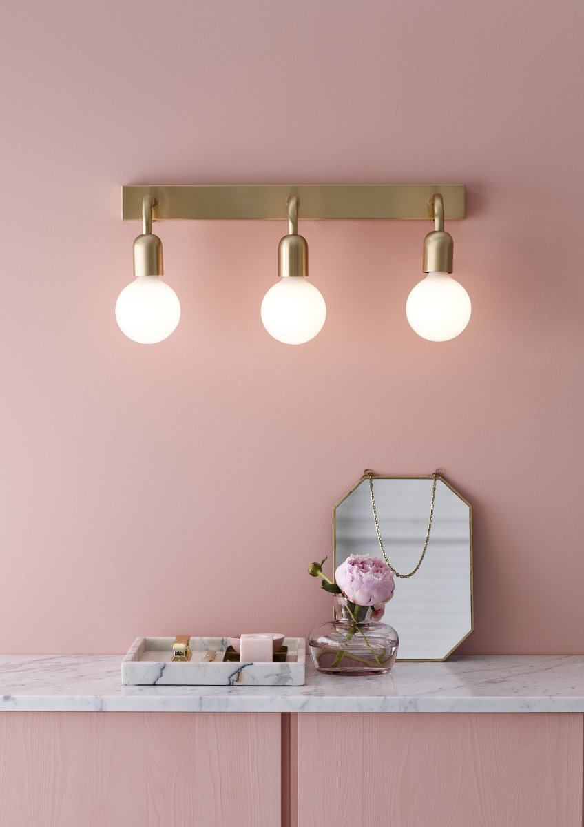 Regal Laiton brossé lampe de salle de bain De Belid - Cette lampe est id&eacute;ale pour &eacute;clairer un couloir, une chambre ou au-dessus du miroir de la salle de bain.
