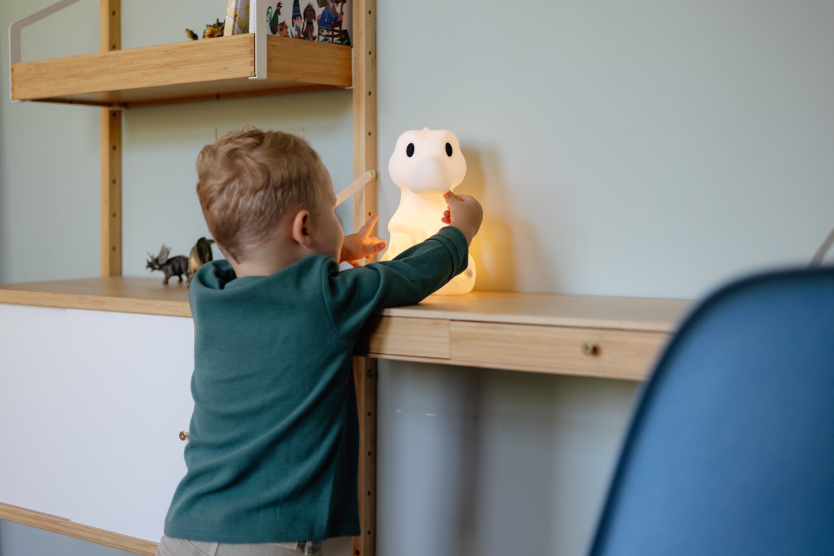 Rena First Light Blanc lampe pour enfant De Mr Maria - Avec une autonomie de batterie allant jusqu'&agrave; 120 heures (selon la luminosit&eacute;) et une charge facile via USB-C, il est pr&ecirc;t &agrave; &eacute;clairer la nuit encore et encore.