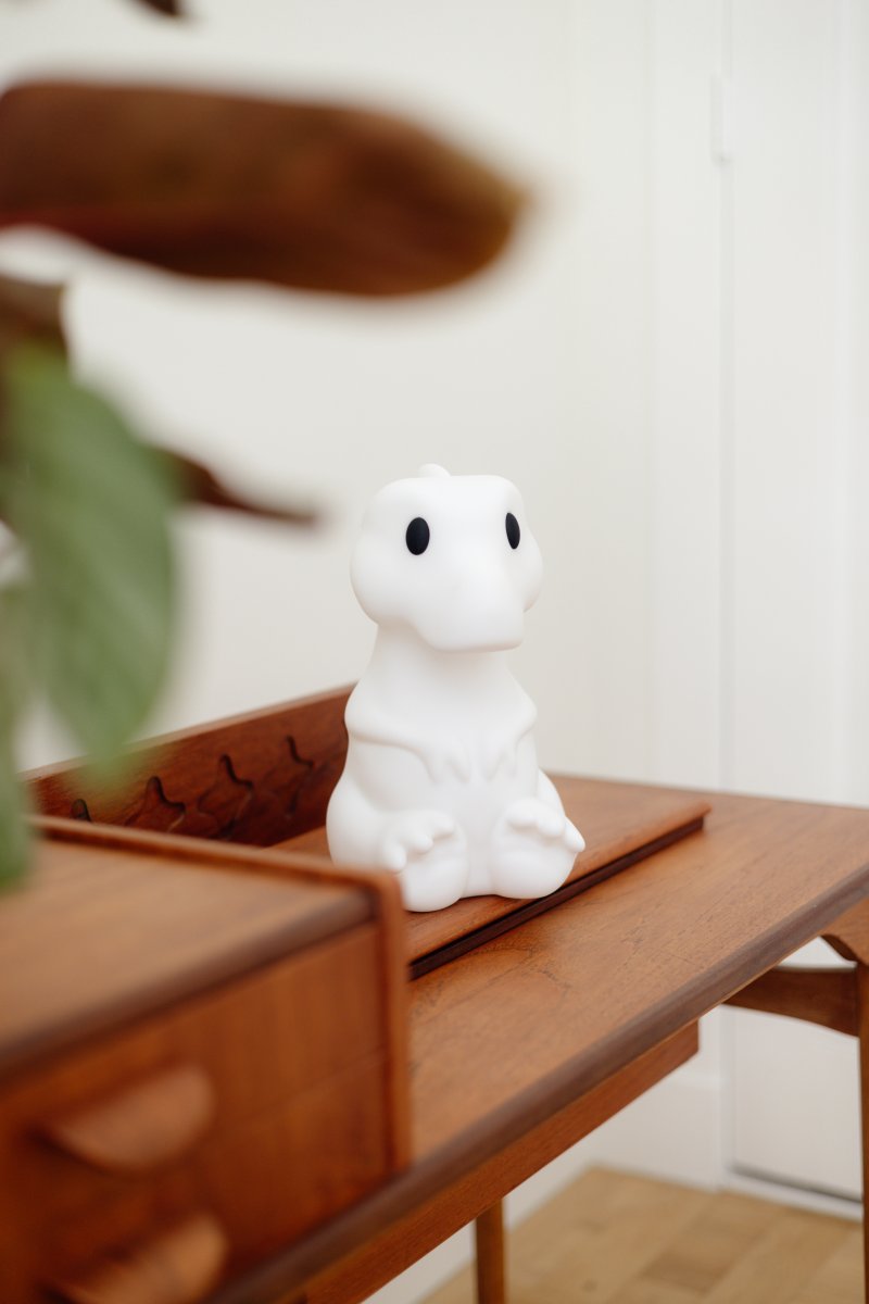 Rena First Light Blanc lampe pour enfant De Mr Maria - Avec une autonomie de batterie allant jusqu'&agrave; 120 heures (selon la luminosit&eacute;) et une charge facile via USB-C, il est pr&ecirc;t &agrave; &eacute;clairer la nuit encore et encore.