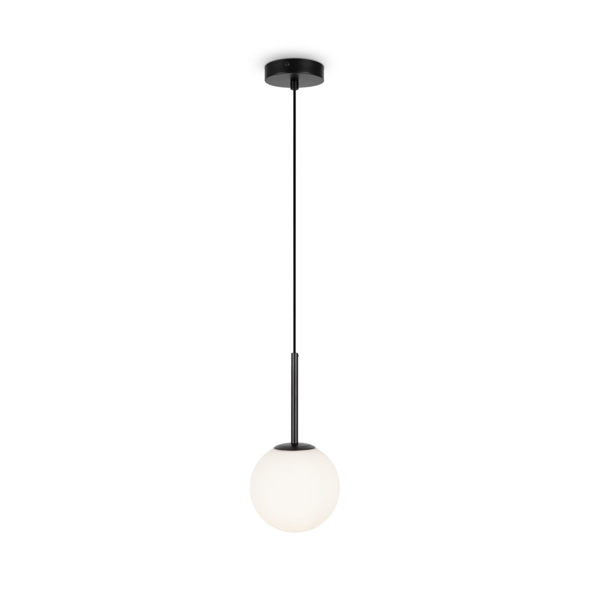Basic form Ø15 Noir suspension De Maytoni - Avec son globe en verre opale doux et son boîtier métallique fin en finition noire, la lampe offre une lumière belle et agréable qui s'intègre parfaitement dans les styles d'intérieur modernes et classiques.
